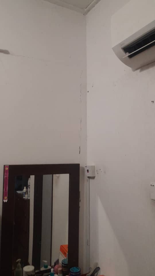 ? KENAPA RETAK DINDING BERLAKU?