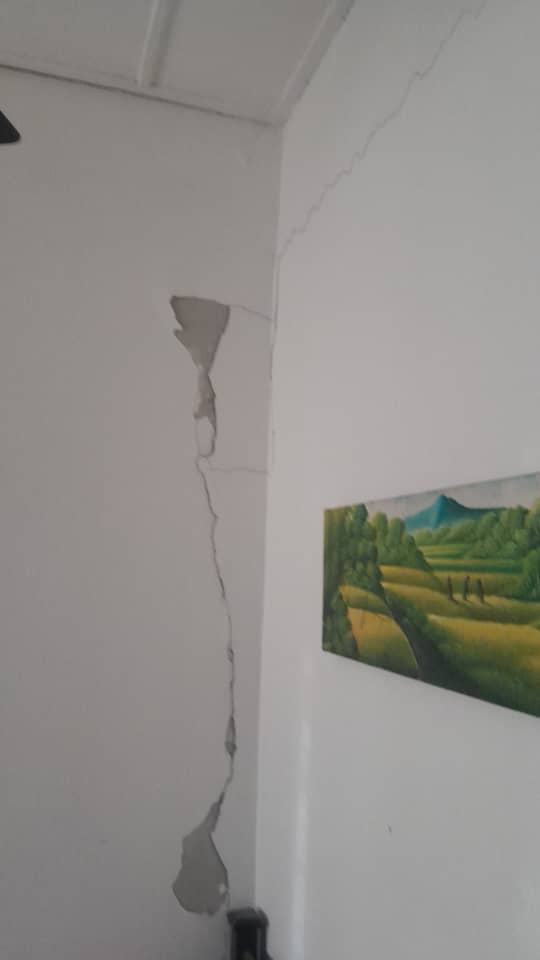 ? KENAPA RETAK DINDING BERLAKU?