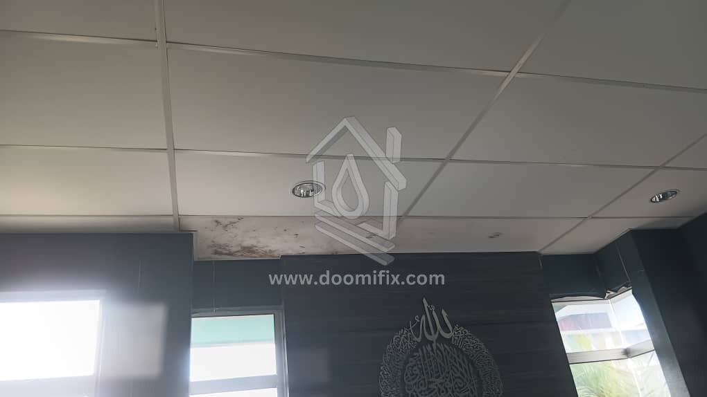 Image for Ada kesan air pada siling? Kemungkinan besar memang berlaku kebocoran pada atap. Keadaan ini bukan sahaja mencacatkan pandangan, malah boleh menjejaskan imej profesional premis anda.